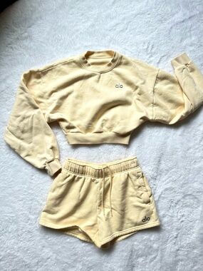Like New ALO YOGA Accolade Cropped Crewneck & Shorts Candlelight Yellow XXS